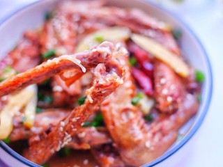 16、电饭煲卤鸭翅,好吃到停不下来。