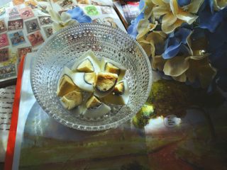 12、营养都在这一碗 糙米减肥沙拉,鸡蛋取出切成块，放置一旁备用