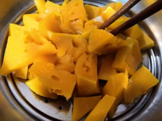 2、南瓜饼,大火蒸15分钟左右。