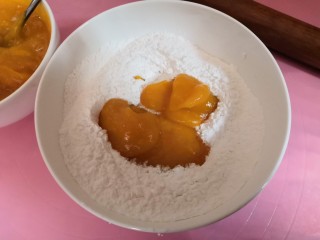 5、南瓜饼,把蒸熟的南瓜泥一边倒入碗中，用筷子一边搅拌。