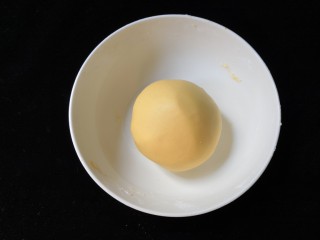 7、南瓜饼,用手揉成面团。