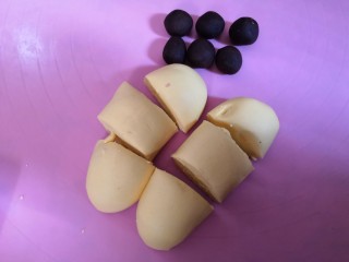 9、南瓜饼,把面团分成6份。