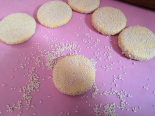 13、南瓜饼,压扁。