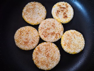 16、南瓜饼,中小火煎至一面金黄，再翻面煎另一面至全部熟。