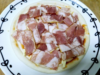 7、微波炉披萨,把刚刚切好的培根均匀的摆在披萨饼上