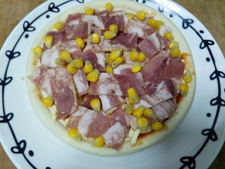 8、微波炉披萨,撒上玉米粒,也可以加其他食材,虾仁,青椒,洋葱都可以。先放微波炉高火一分半拿出来
