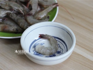 2、蝴蝶虾,将虾去头，去壳。虾壳不要完全去掉，留下最后一节虾尾壳和虾尾。