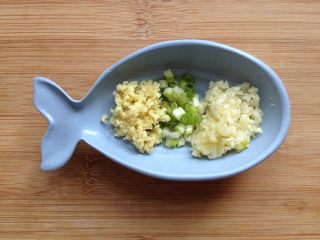 3、地三鲜,准备好葱花、姜末和蒜末
