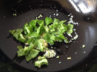 10、地三鲜,放入青椒煸炒片刻