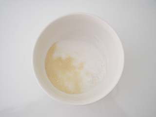 2、星空果冻,将8g吉利丁粉和15g细砂糖放入碗中，准备两份