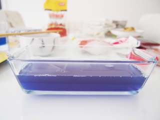 5、星空果冻,继续将步骤3的浅色溶液倒入容器中，放入冰箱冷藏至凝固