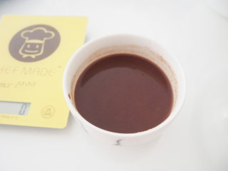 7、星空果冻,将100g红豆沙、8g吉利丁粉、15g细砂糖和200ml清水倒入容器中，放入微波炉加热1分钟至吉利丁粉全部融化