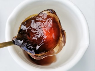 8、蓝莓冻撞奶,放入冰箱冷藏2小时至凝固。