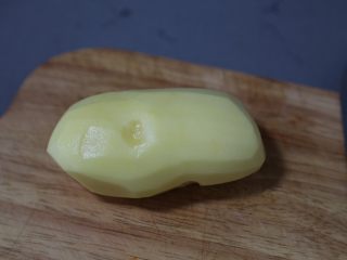 2、蓝莓土豆泥,土豆洗净去皮
