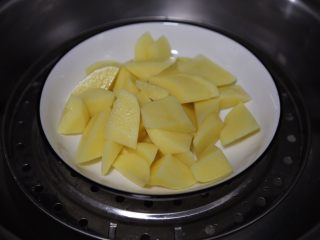 5、蓝莓土豆泥,再放入蒸锅蒸约20分钟