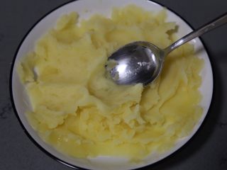 6、蓝莓土豆泥,将蒸至熟透的土豆趁热压成泥