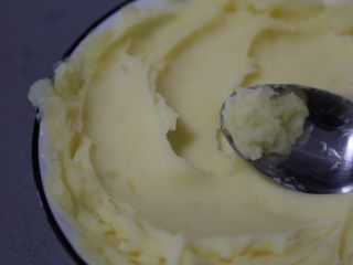 7、蓝莓土豆泥,尽量压拌至顺滑无大颗粒的状态