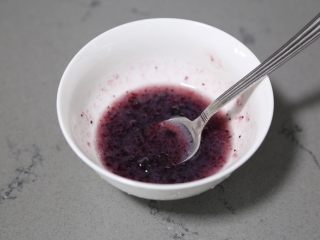 14、蓝莓土豆泥,搅拌均匀