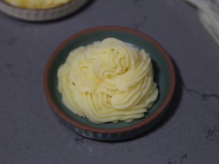 16、蓝莓土豆泥,挤入盘中