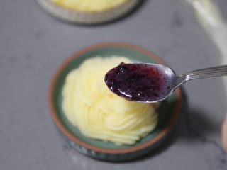 17、蓝莓土豆泥,最后淋上蓝莓酱汁即可