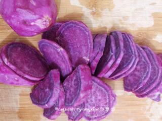 1、紫薯小面包,紫薯洗干净，刨去外皮，切成薄片，切片切记别切太厚了，这样蒸的时候才容易蒸熟