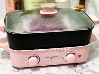 2、紫薯小面包,启动多功能锅，深锅中加水，加到可以蒸制的水位线，冷水把紫薯放入锅中，盖上盖子，大火蒸10分钟即可