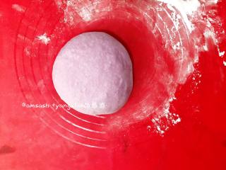 5、紫薯小面包,揉圆用保鲜膜盖住松弛15分钟