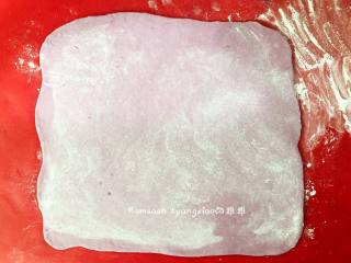 6、紫薯小面包,然后擀成薄片，大约2毫米厚度