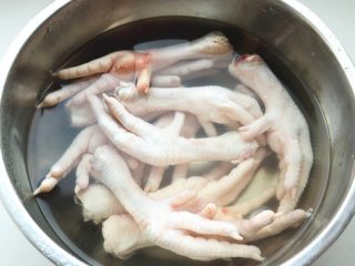 1、红油鸡爪,鸡爪浸泡一会，清洗干净。如果买没处理过的鸡爪，还要去掉表面的一层老皮，我妈ID是处理过的。