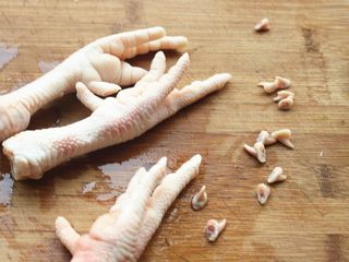 2、红油鸡爪,剪去脚趾甲。