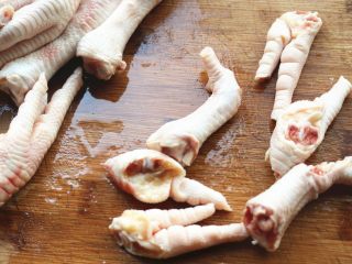 3、红油鸡爪,每个鸡爪剁成三块。