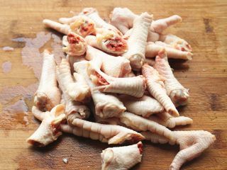 4、红油鸡爪,全部处理好。