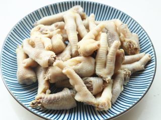 8、红油鸡爪,煮好的鸡爪，捞出来过凉水洗净浮沫。