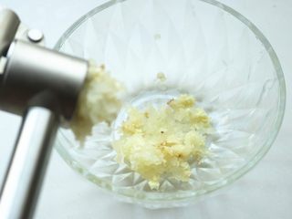 9、红油鸡爪,蒜压成蒜蓉。