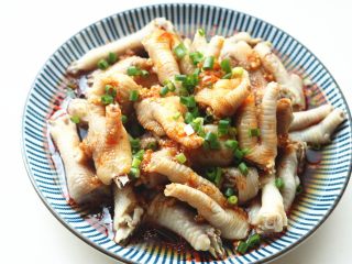11、红油鸡爪,把料汁加在鸡爪上，浸泡一会，入味更好。