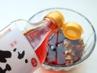 10、红油鸡爪,加入所有调料和小红油，拌匀，料汁就做好了。