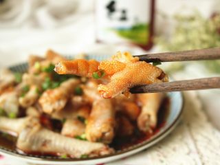 12、红油鸡爪,特别过瘾。