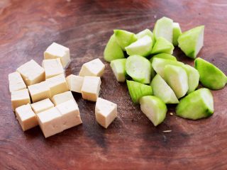 4、丝瓜花蛤炖豆腐,丝瓜去皮后切成滚刀块，豆腐切小方块。