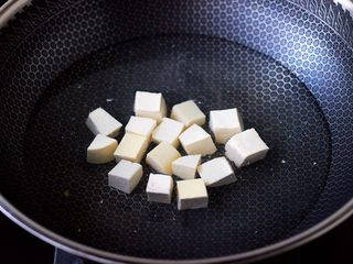 5、丝瓜花蛤炖豆腐,锅中倒入适量的清水，加入少许盐，把豆腐进行焯水，焯一分钟左右即可捞出沥干水分。