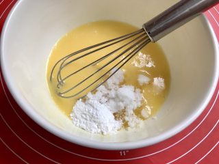 3、粗粮炉果,加入绵白糖和泡打粉，搅拌到糖融化。