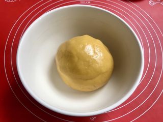 5、粗粮炉果,和成面团。