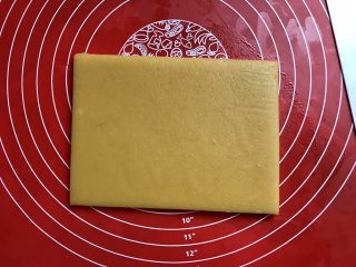 6、粗粮炉果,擀成0.7左右厚的面片，不要太薄了，没有质感。