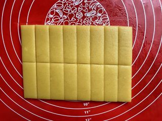 7、粗粮炉果,整出规整的形状，切成理想的大小，烤箱预热170度。