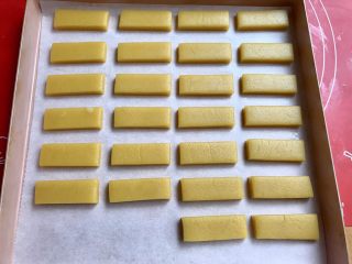 8、粗粮炉果,放入铺了油纸的烤盘。