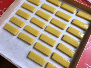 9、粗粮炉果,刷一层蛋黄液。