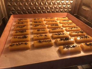 11、粗粮炉果,放入预热好的烤箱，中下层，170度20分钟。