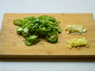 4、青椒小炒肉,青椒切圈，姜蒜切碎