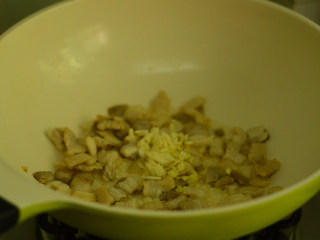 7、青椒小炒肉,再放入蒜沫炒香