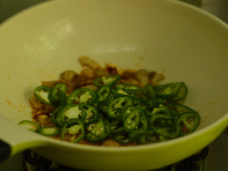 9、青椒小炒肉,放入青椒，大火翻炒至断生