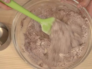 1、白巧克力树莓塔,巧克力塔皮:混合除冰水外的所有材料，用刮刀略混合均匀